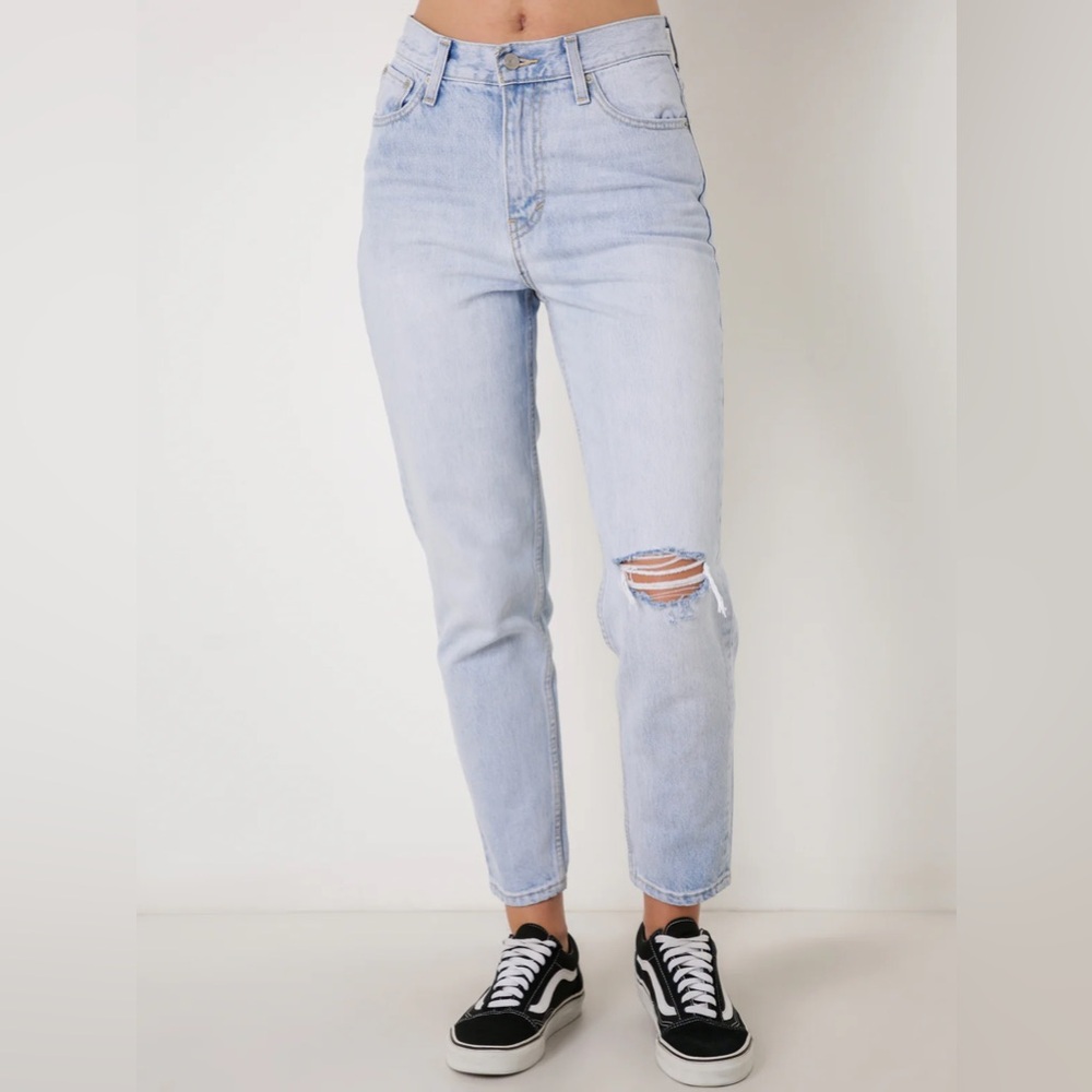 Levi’s Premium Mom Jean Light Wash 56778 Donna Martin Distressed High Rise Denim